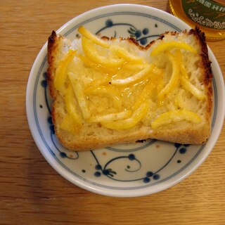 柚子皮のマヨチーズトースト蜂蜜掛け